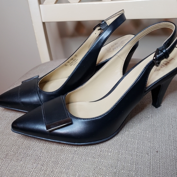 Classic black slingbacks - Picture 2 of 6